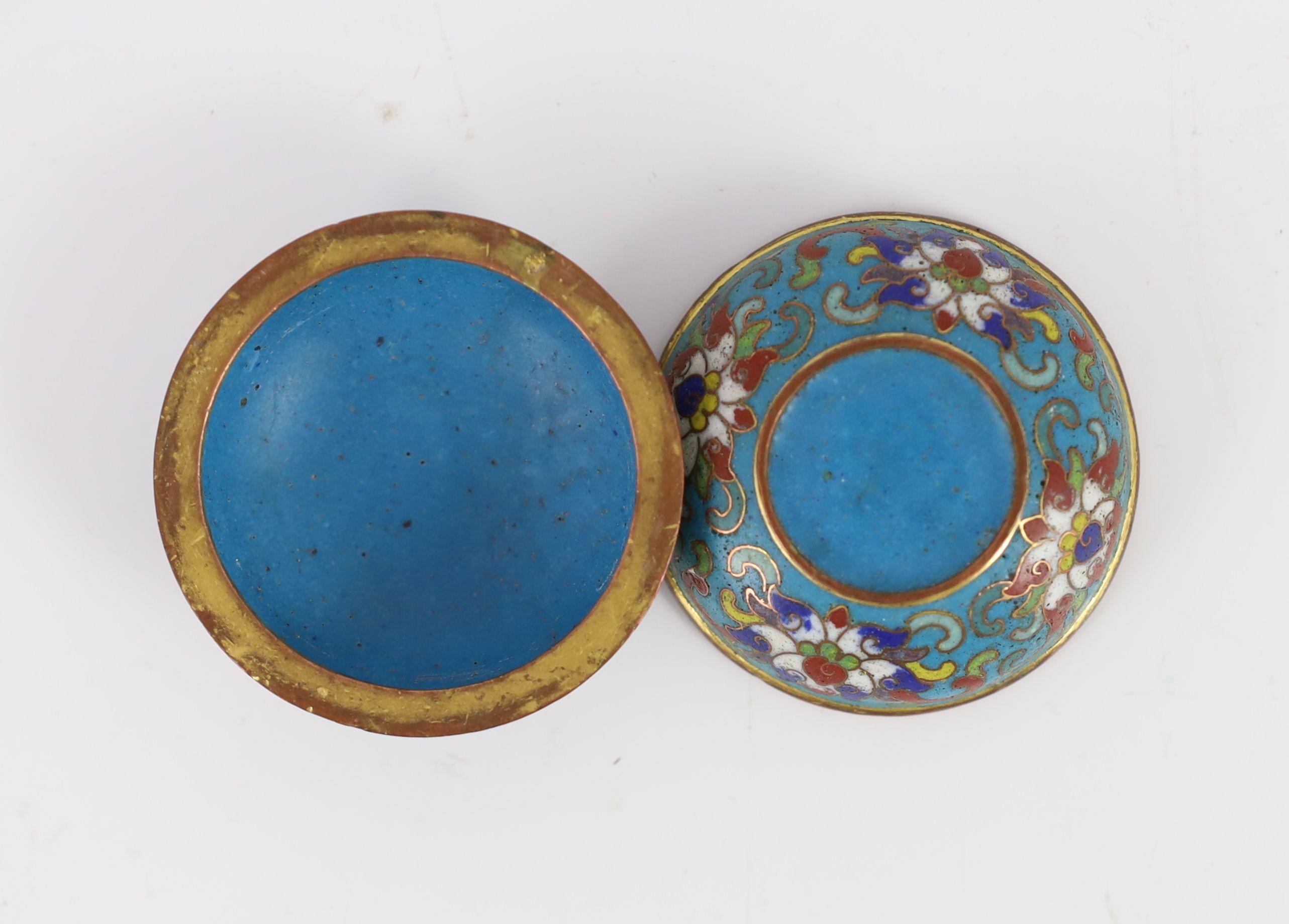 A Chinese cloisonné enamel seal paste box and cover, 17th/18th century, 5.5 cm diameter